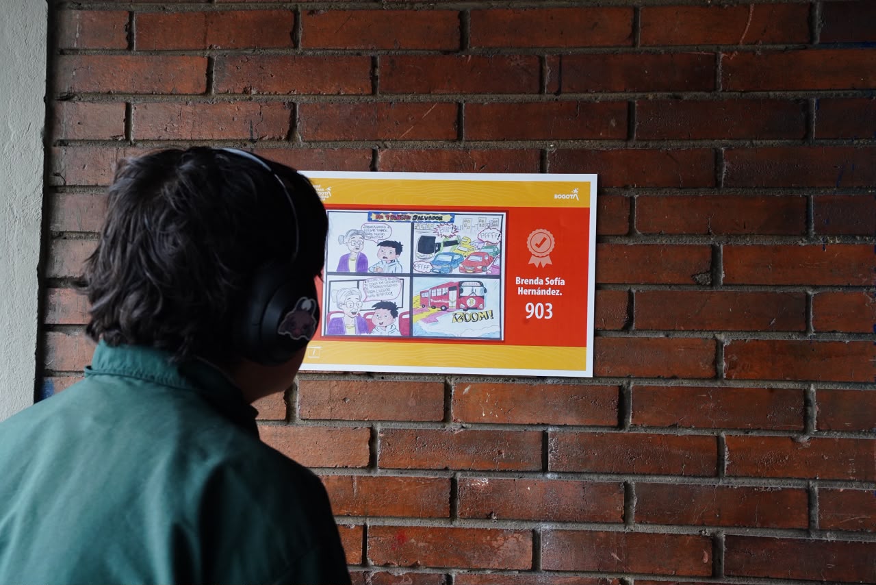 Estudiantes Nicolás Esguerra imaginación futura estación Av 68 Bogotá