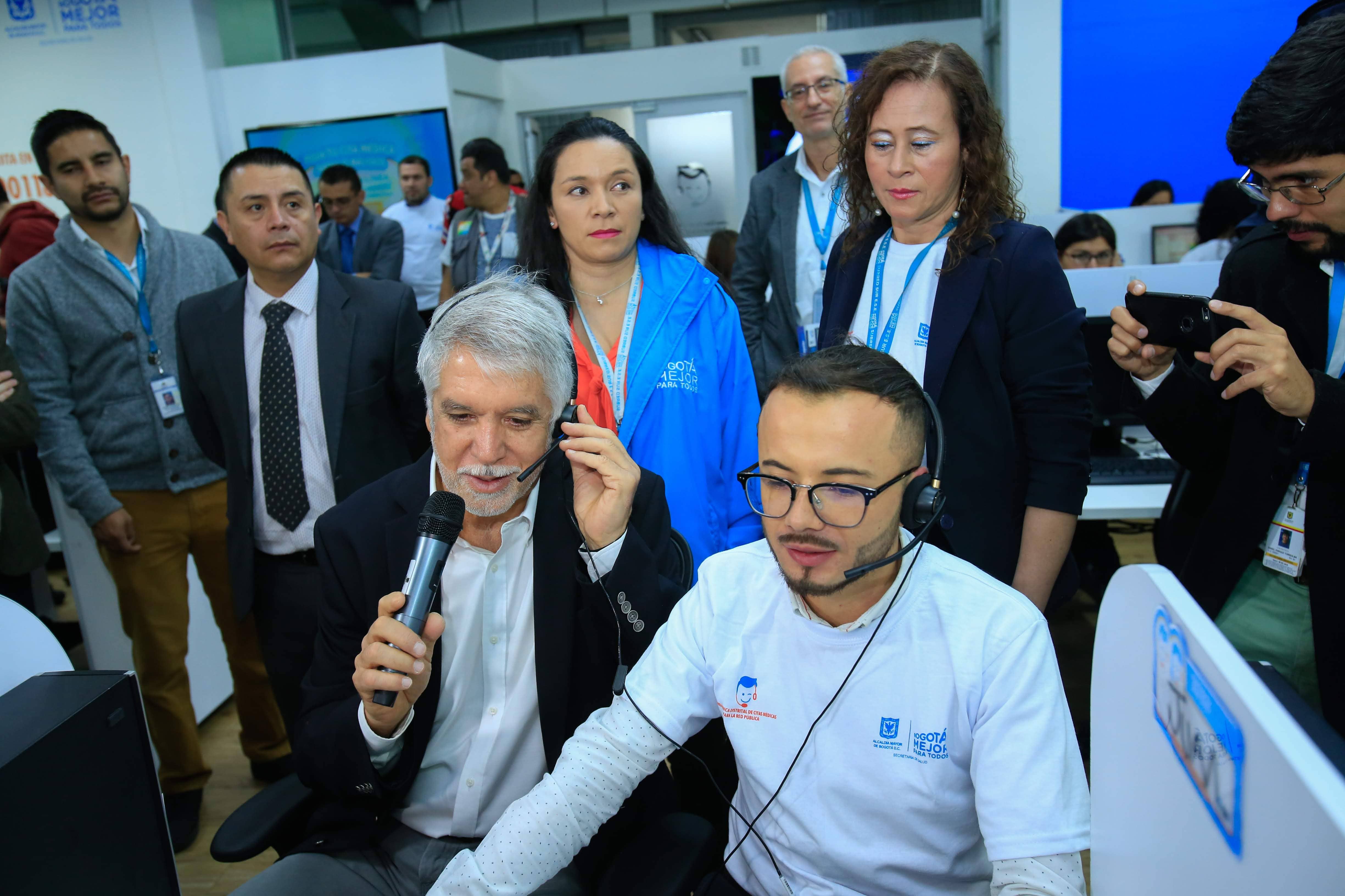 Enrique Peñalosa atendiendo una llamada