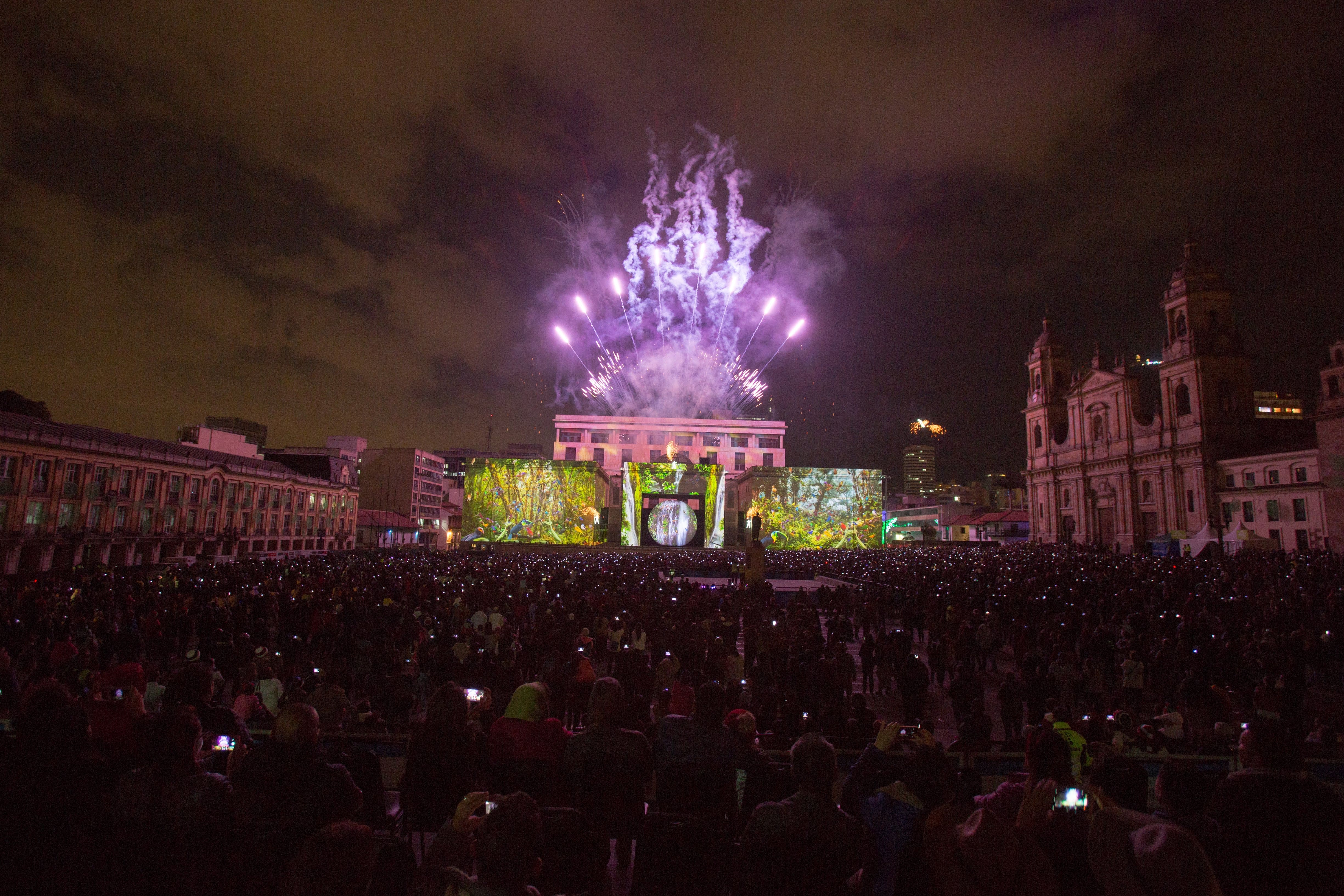 Plaza de Bolívar en horas de la noche