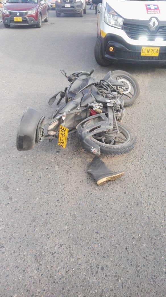 Accidente entre dos motociclistas en la avenida centenario