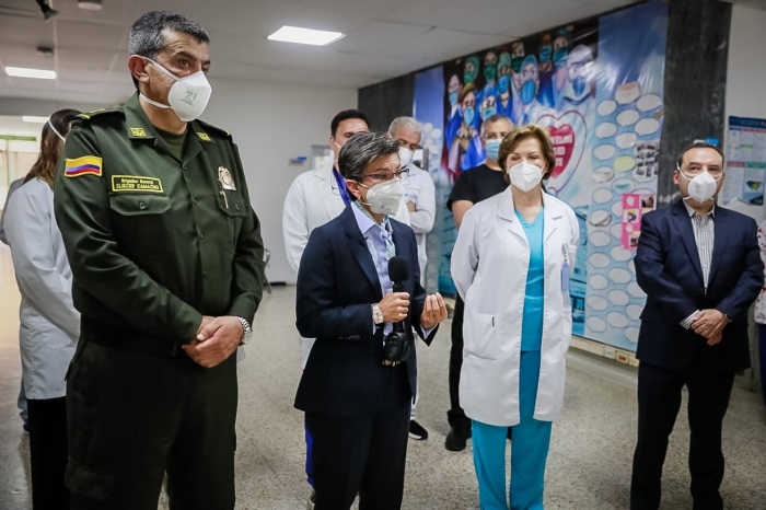 Alcaldesa visitó en el Hospital Simón Bolívar al patrullero de la Policía, Christian Calderón