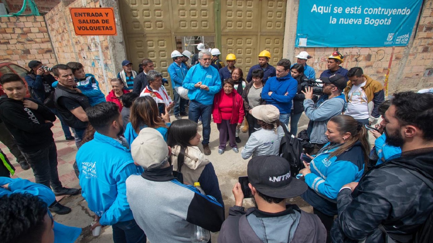 Alcalde recorriendo obras de la nueva sede Alcaldía Local Tunjuelito