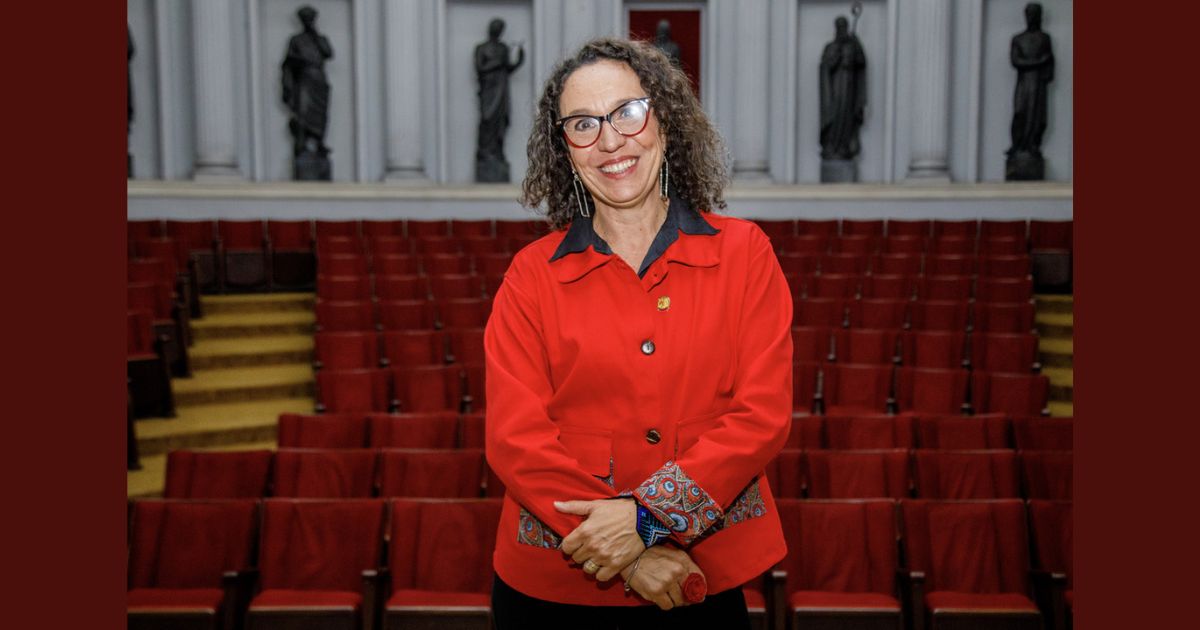 Alejandra Jaramillo, se une a un grupo de doce nuevos académicos, siete mujeres y cinco hombres, que fueron seleccionados entre 27 candidaturas para fortalecer la reflexión sobre el idioma, sus transformaciones y su uso en el contexto contemporáneo.