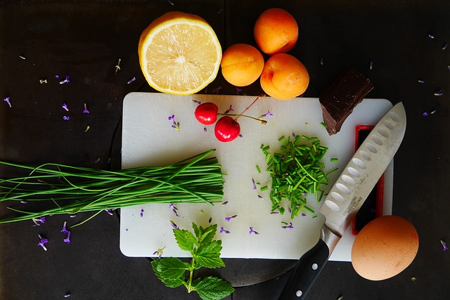 Imagen de una tabla de picar con verduras y frutas 