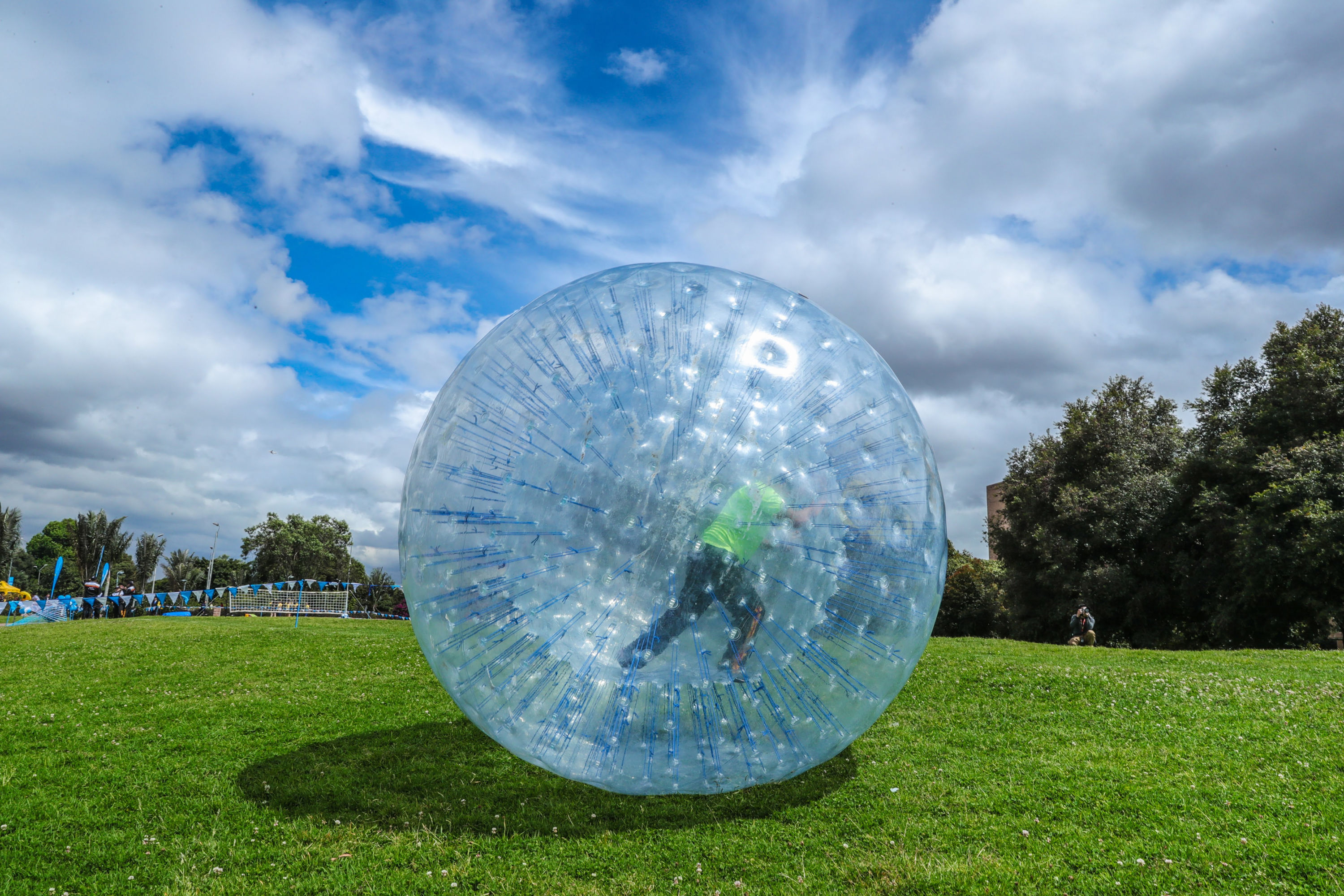Un niño se desplaza en una esfera plástica gigante, que hace parte de las atracciones del Festival de Verano 2019.