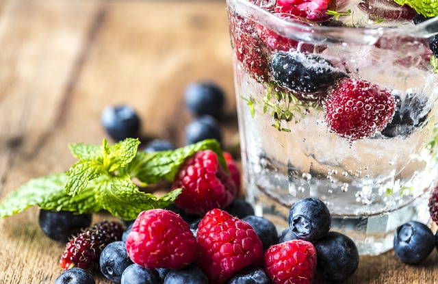 Imagen de agua saborizada con frutos rojos