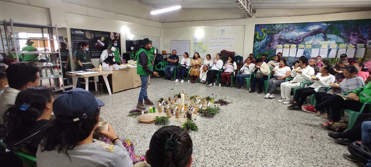 Representantes del Jardín Botánico de Bogotá hablan con la comunidad de Bosa