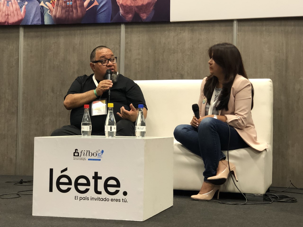 imagen de el autor Bef, hablando de su libro.