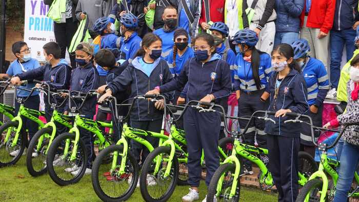 Niños recibiendo las bicicletas.