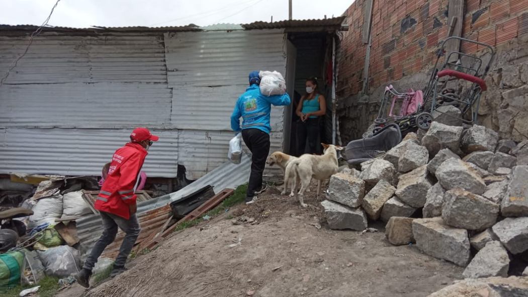Funcionarios de la administración distrital llegan a Ciudad Bolívar con las ayudas del programa Bogotá Solidaria en Casa de la Alcaldía Mayor durante la cuarentena en Bogotá