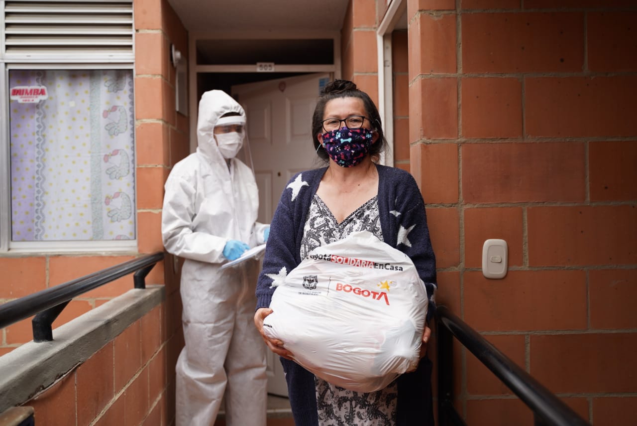 This woman receives the support of Bogotá Solidaria en Casa System
