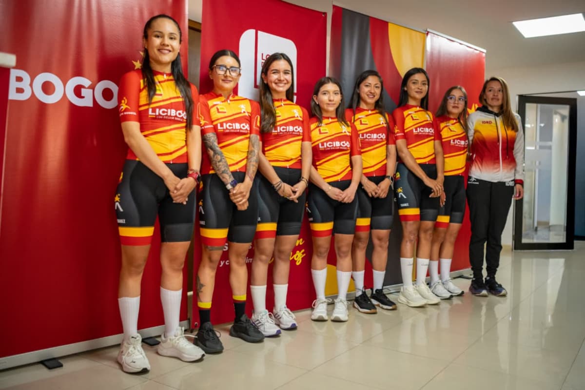 Equipo Bogotá, conformado por Camila Valbuena, Karen Lorena Villamizar, Valentina Quintero, Valentina Molano, Paula Ossa, Laura Sanguino, Mariana Cárdenas y la entrenadora Rocío Parrado.