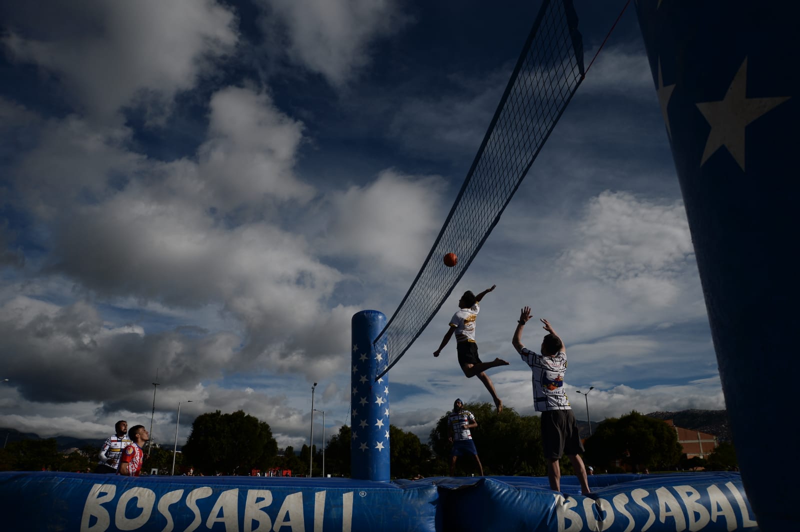 Bossaball lateral