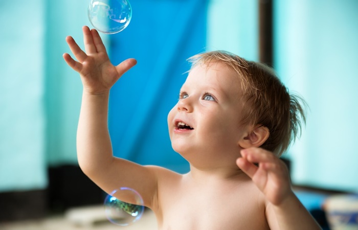 Cuarentena niño jugando burbujas