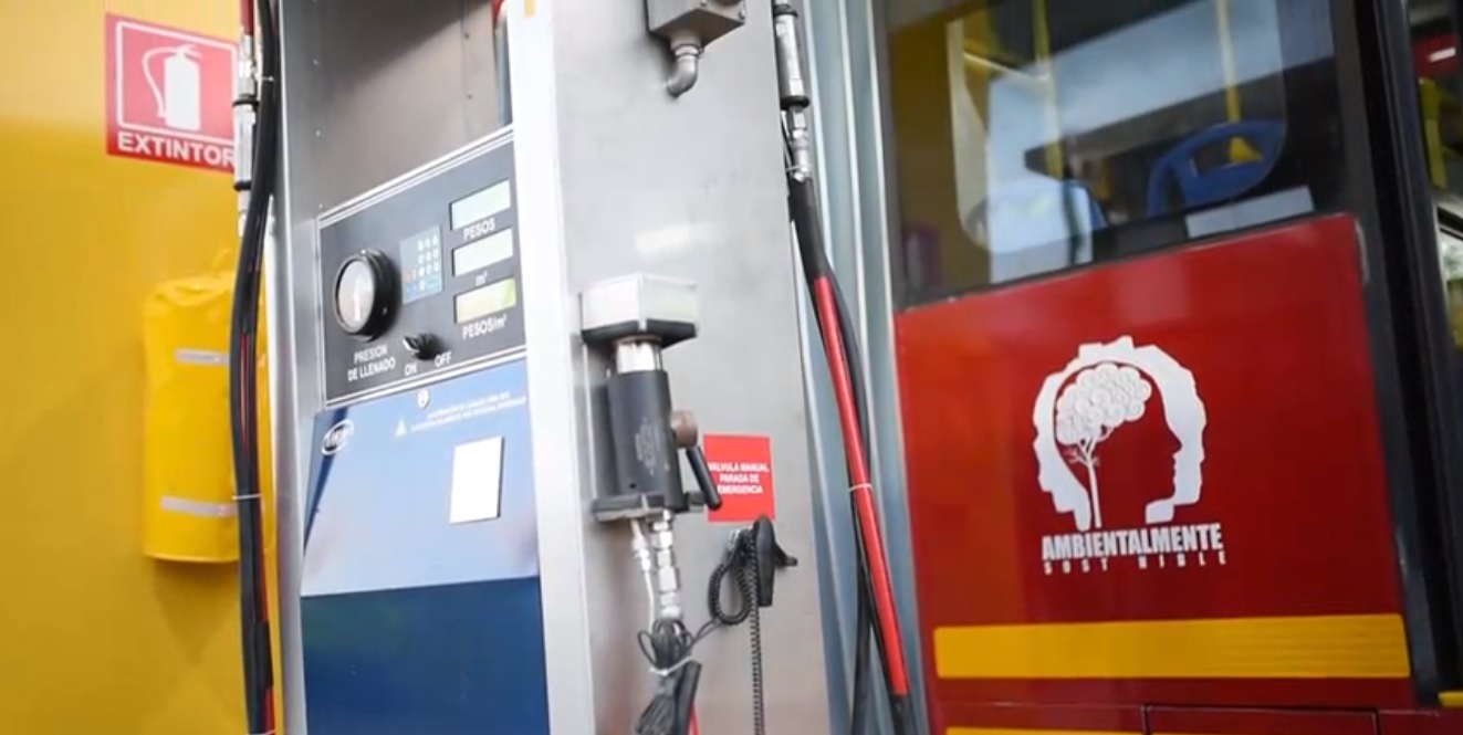 Imagen de una estación de carga de buses de TransMilenio