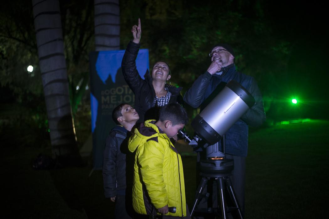 Observación nocturna por telescopio