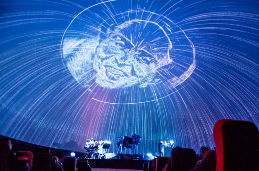 El domo del Planetario Distrital con la cara del científico Carl Sagan proyectada