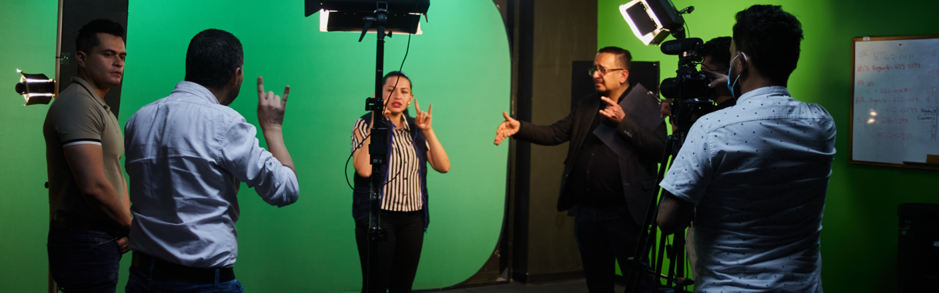 Guía para la producción de contenidos audiovisuales con ajustes razonables para la población sorda colombiana