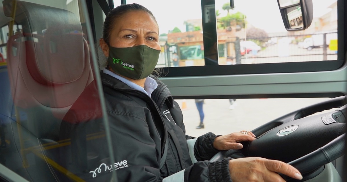 Carmen Vargas conduce uno de los buses eléctricos en Bogotá.