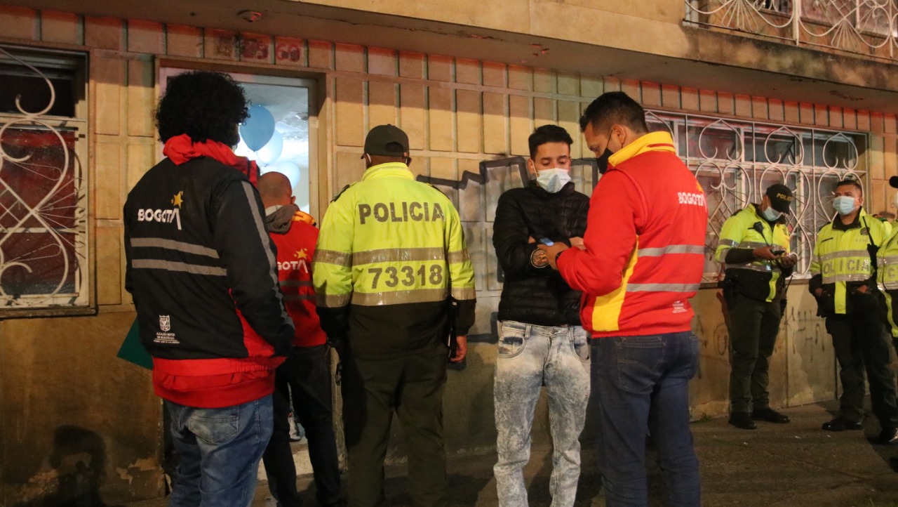 Las autoridades locales visitaron varias zonas e impusieron el cierre preventivo de 6 establecimientos - FOTO: Prensa Alcaldía Los Mártires