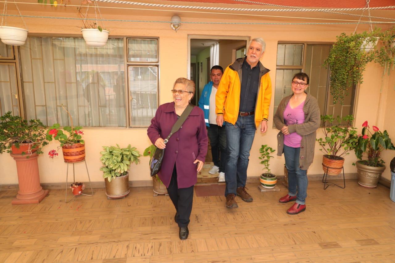 Doña Oliva en su nueva casa luego de vender su predio para la construcción del Metro