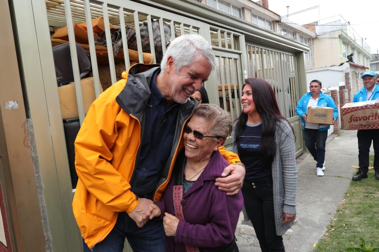 Alcalde Peñalosa verificando la casa que compro doña Oliva