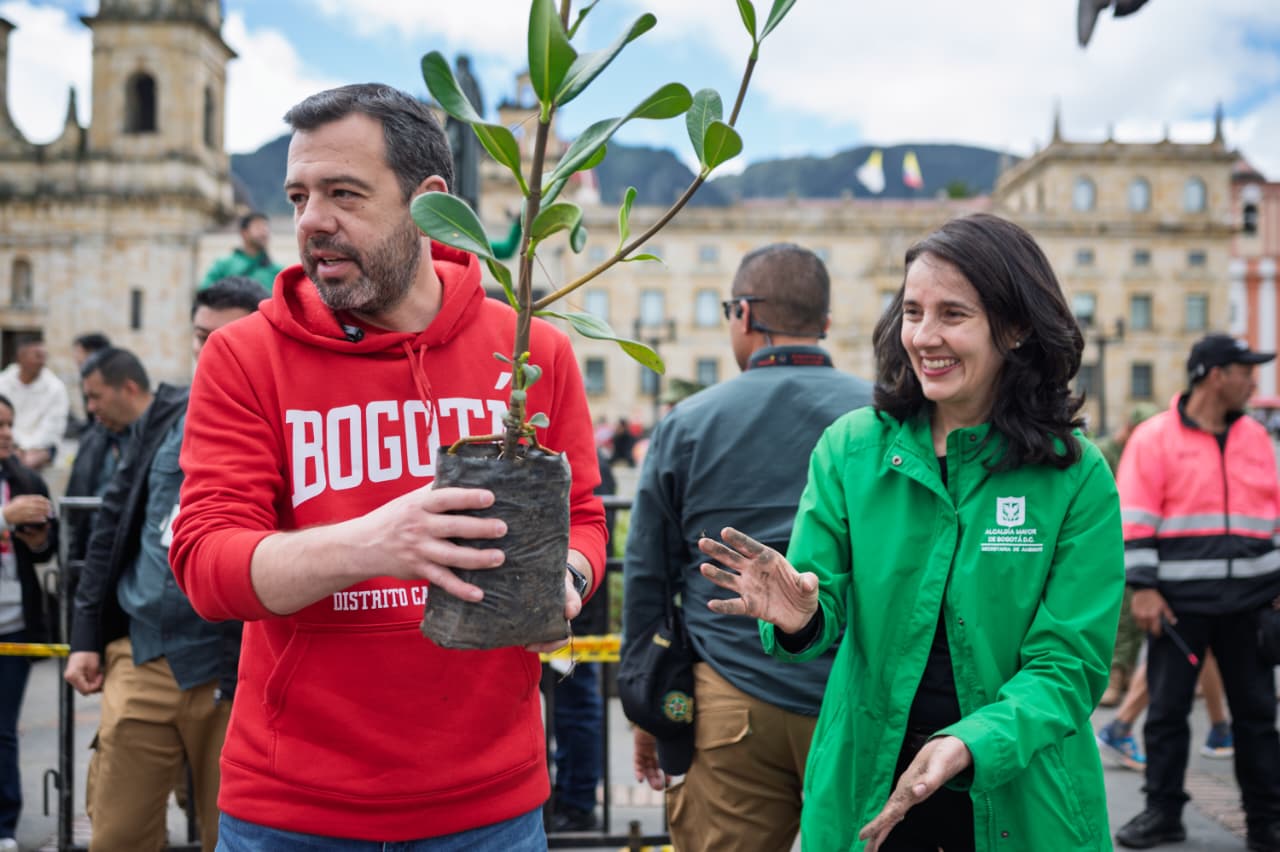 Cumpleaños de Bogotá árboles restauración de los humedales y cerros