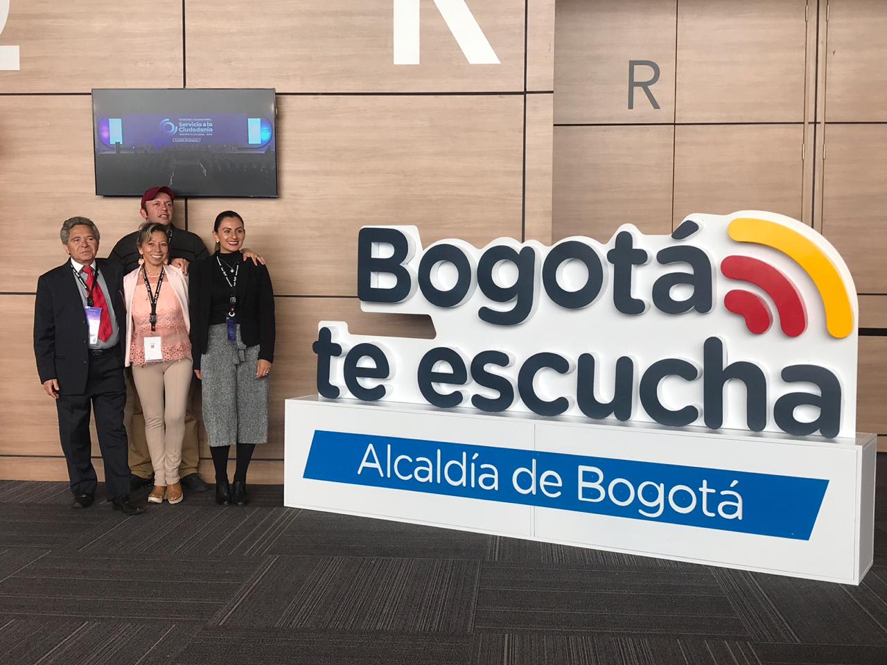 Funcionarios posan en un congreso organizado por la Alcaldía de Bogotá.