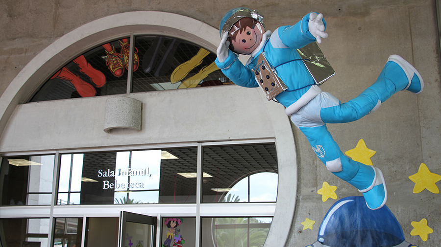 Puerta de la sala infantil de la biblioteca pública El Tintal, con un astronauta infable colgando en la entrada 