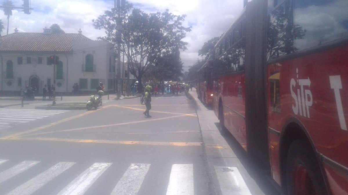 Un bus de transmilenio detenido debido a la marcha de las muchas personas que manifiestan por la avenida caracas