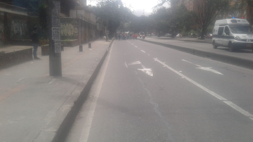 Foto de la avenida caracas, a lo lejos se ve un grupo de personas marchando 