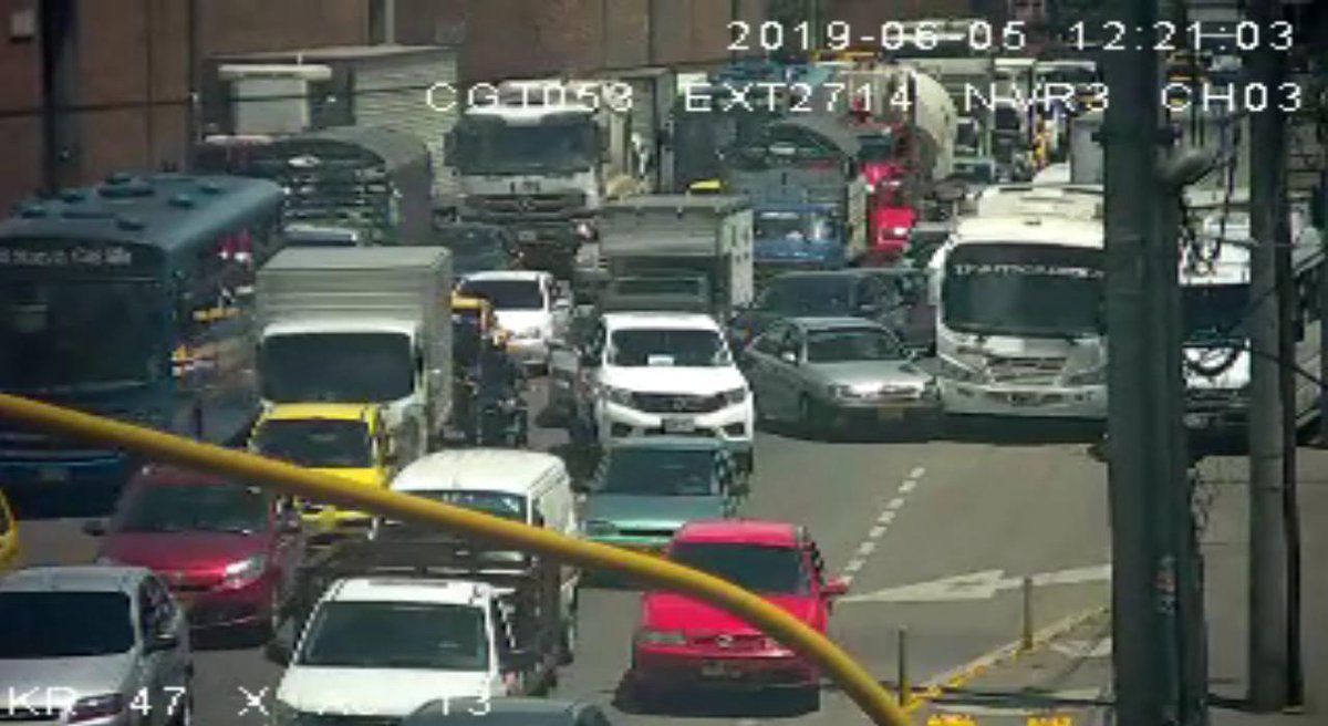 Foto de la Carrera 47 con Calle 13, donde un vehículo esta estrellado con otro