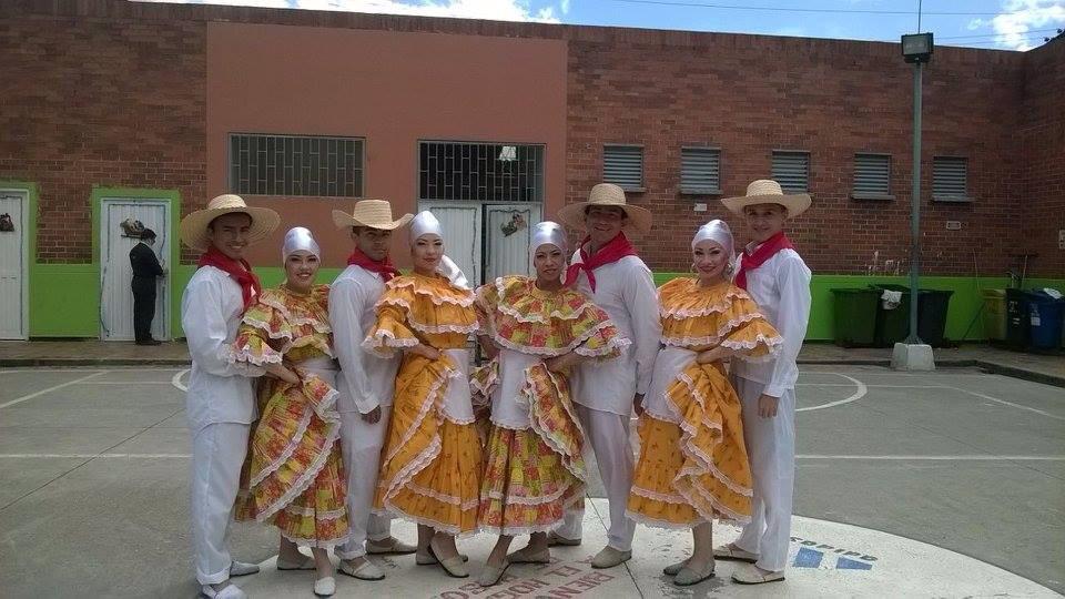 imagen del grupo de danza que alegra a los habitantes de calle