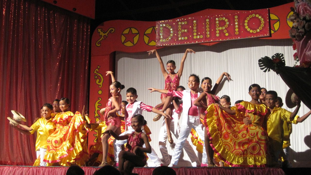 Postal de una de las presentaciones de Delirio, compañía de danza de Cali.