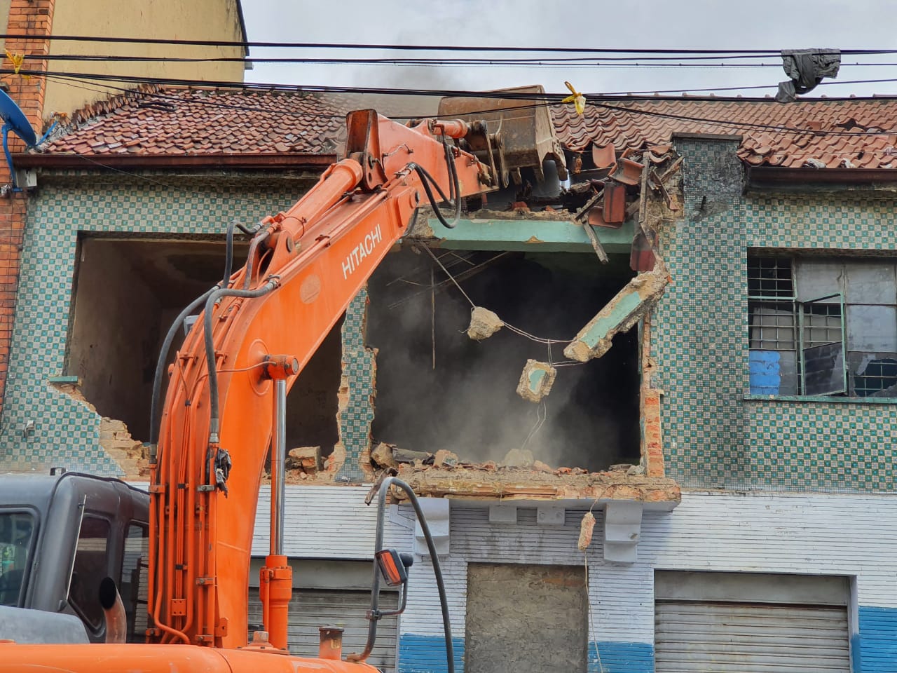 En este momento una máquina inicia la obra de demolición del predio- FOTO: Prensa Secretaría de Seguridad