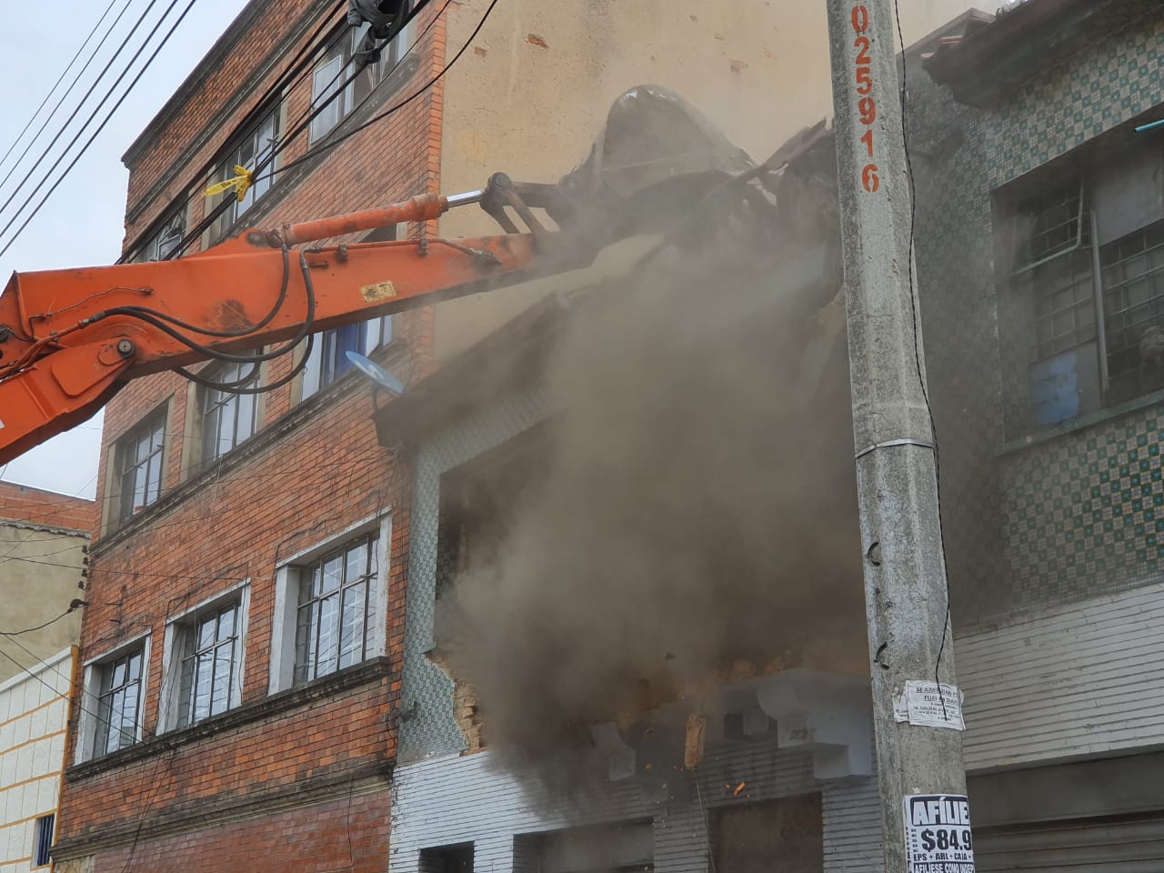En este momento una máquina inicia la obra de demolición del predio- FOTO: Prensa Secretaría de Seguridad