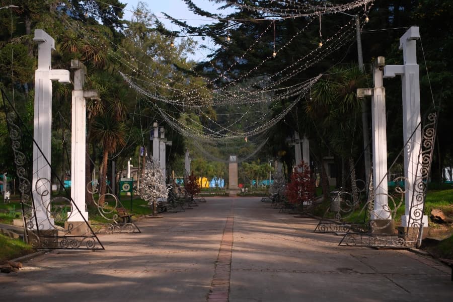 Fotografíaí del parque nacional decorado para navidad 2024