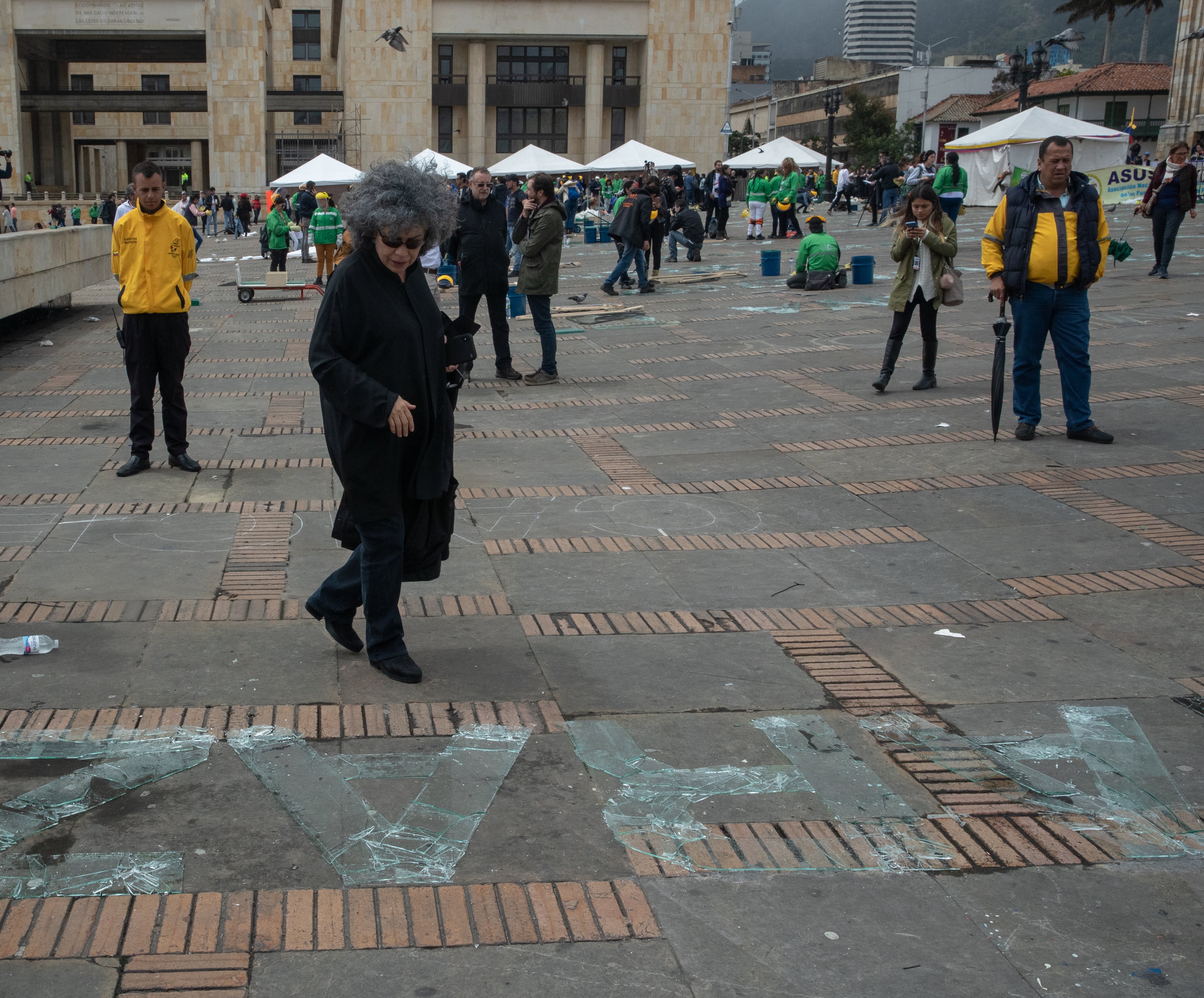 Doris Salcedo recorre el homenaje a líderes asesinados, que se lleva a cabo en la Plaza de Bolívar