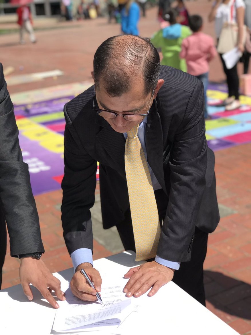 Alcalde Local de Suba, Arnulfo Santiago, firma pacto para reforzar la seguridad y la integridad de las mujeres de la localidad once.