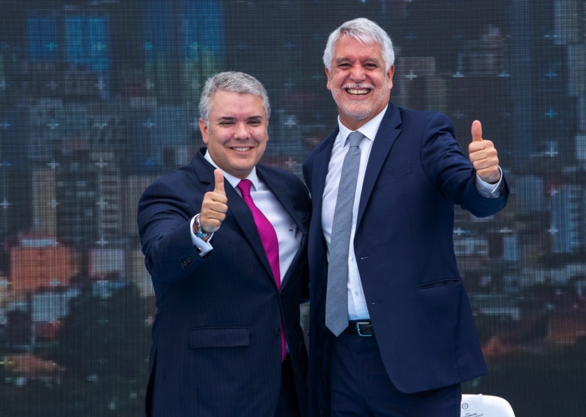 El presidente de Colombia Iván Duque y el Alcalde de Bogotá Enrique Peñalosa celebran la adjudicación del Metro de Bogotá.