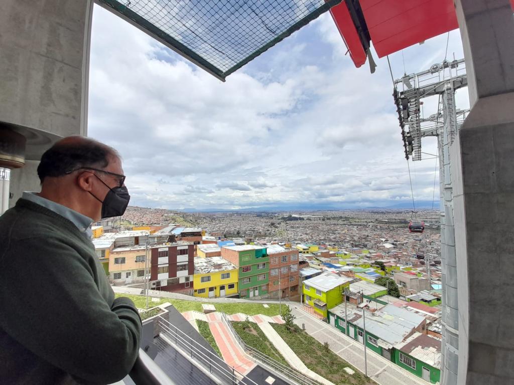 El embajador de México en Colombia, Alejandro García admirando la vista desde la estación de TransMiCable