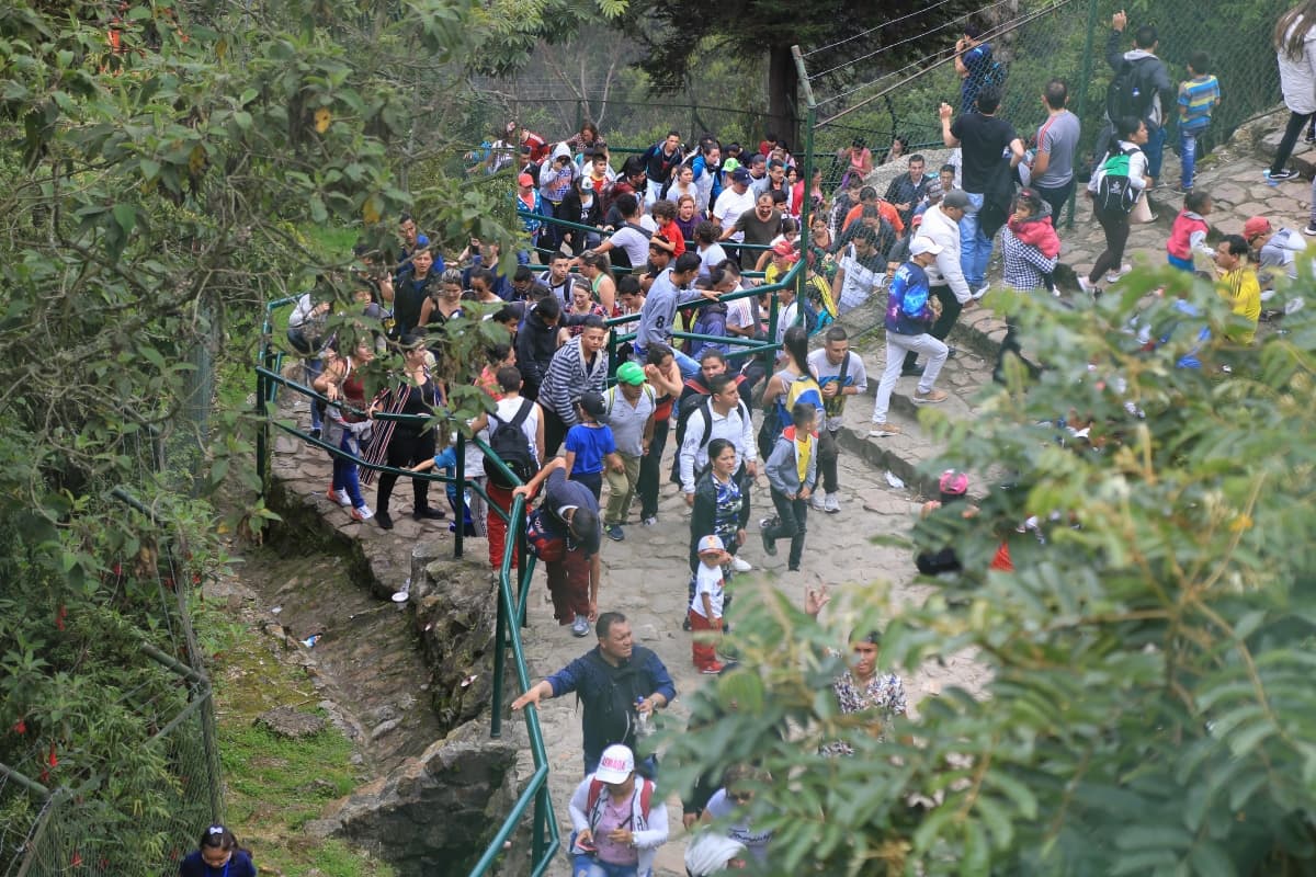 Personas subiendo el sendero de Monserrate
