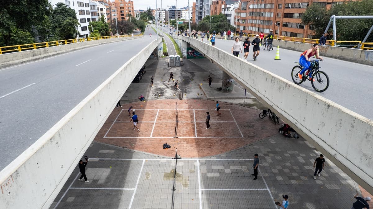 personas haciendo ejercicio en ciclovía de Bogotá