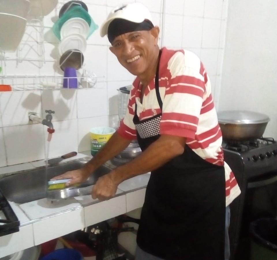 Luis Cova como ayudante de cocina