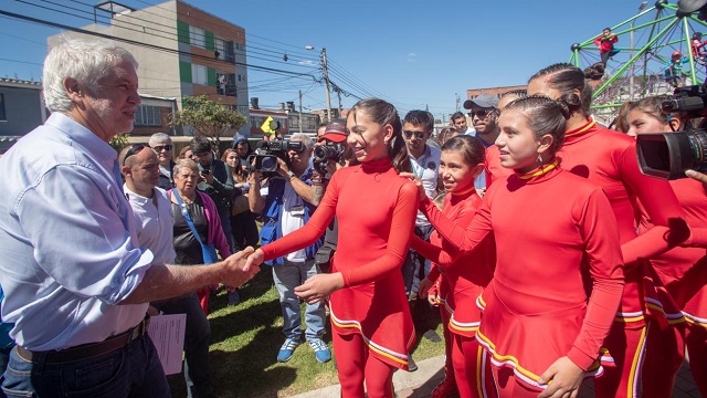 El Alcalde Enrique Peñalosa saludando a un grupo de niñas de un grupo de danzas