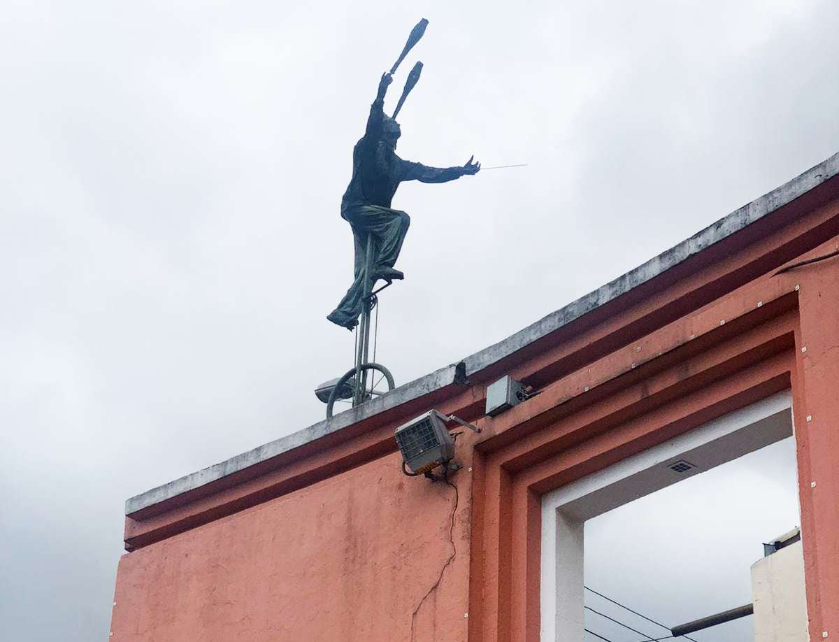 Estatua 'Malabarista' ubicada en el Chorro de Quevedo en La Candelaria. 