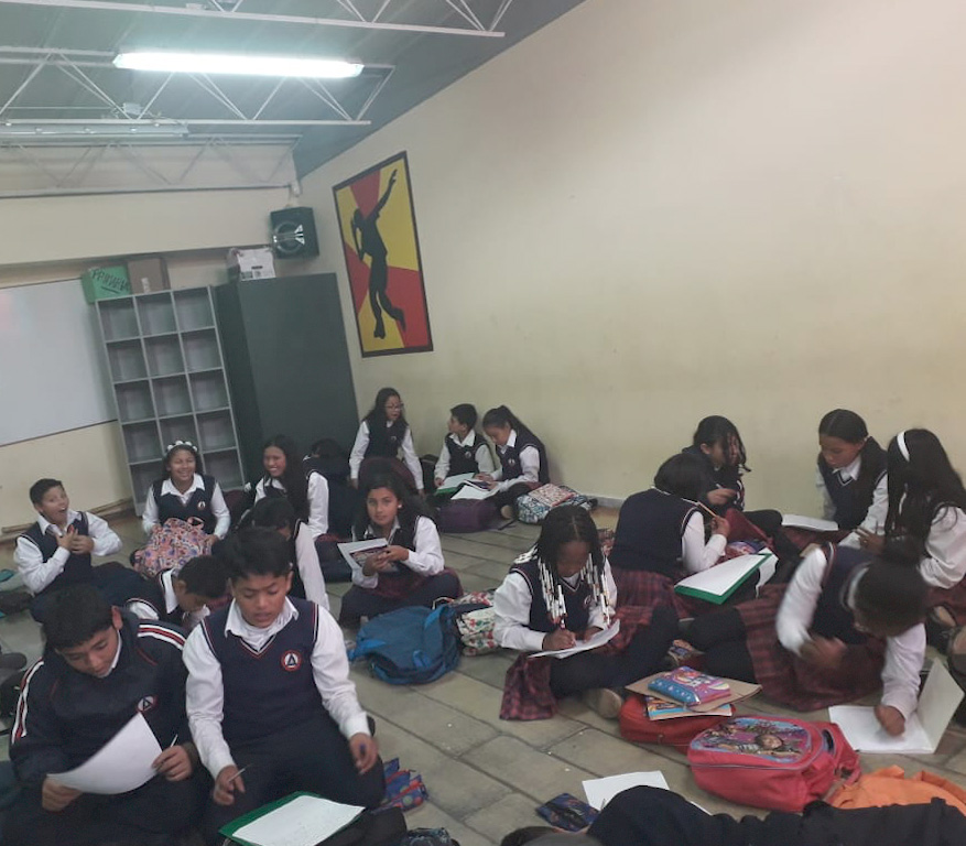 Los estudiantes comparten la historia de sus familias con todos los demás Foto cortesía: María de Jesús Rengifo.
