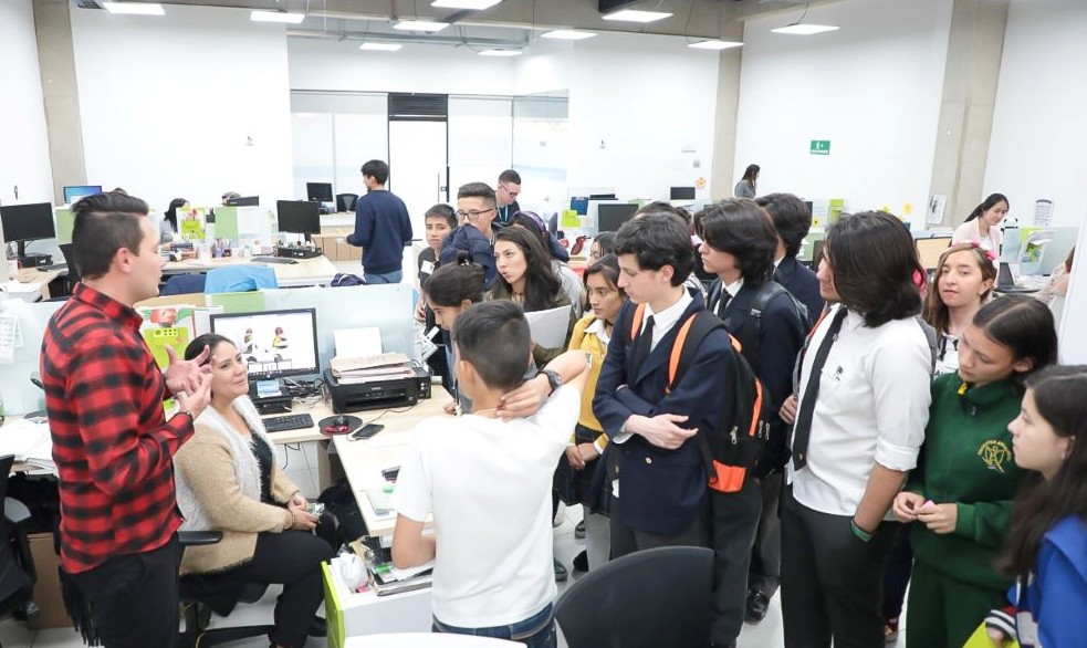 Estudiantes en el aula virtual del colegio