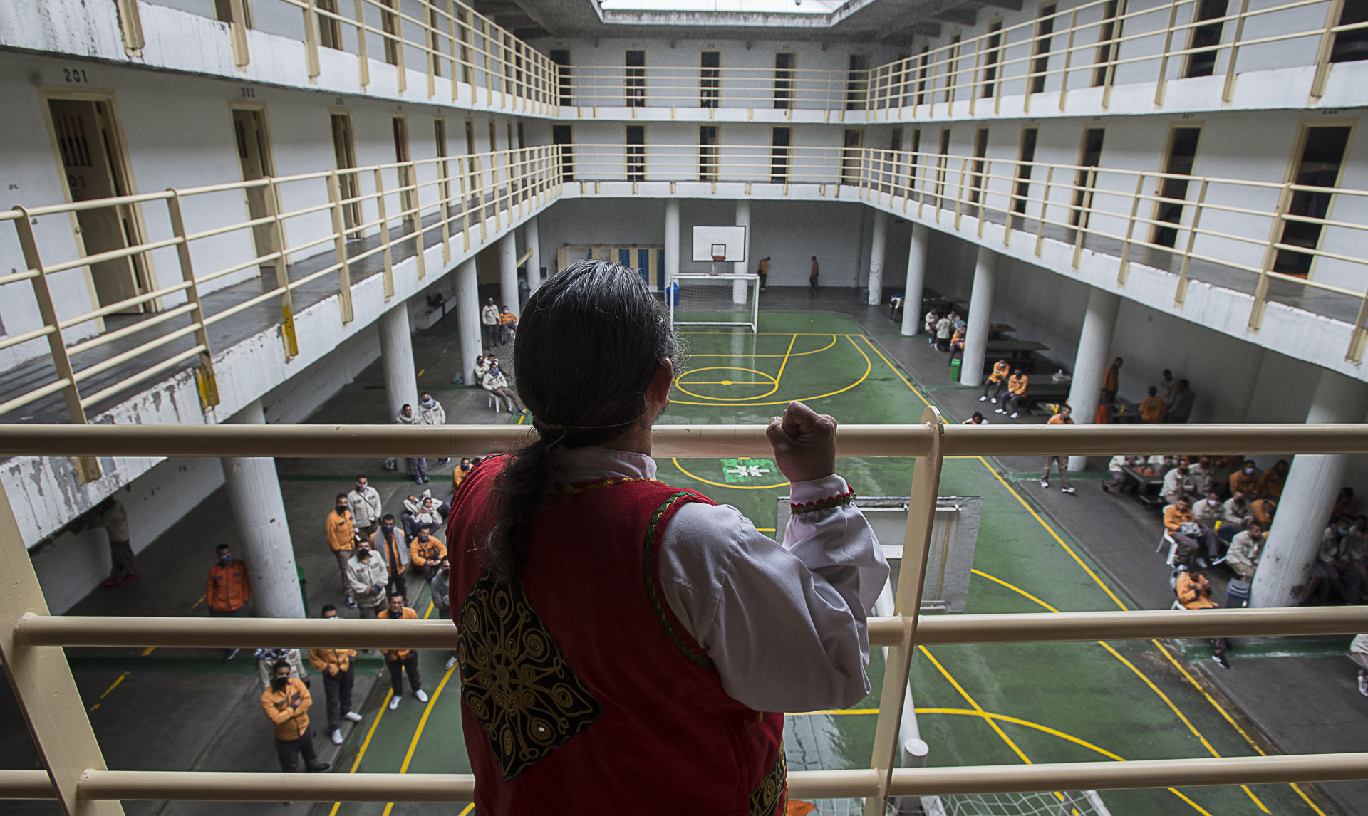 Los internos de la Cárcel Distrital agradecen la presencia de los artistas - FOTO: Juan Santacruz-Prensa Idartes