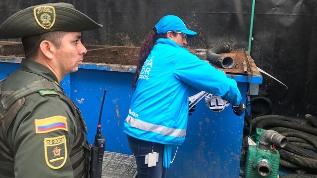Una mujer y un hombre sellando varias empresas por contaminación 